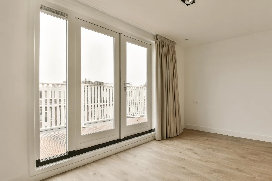 Ein heller Raum mit Balkon
